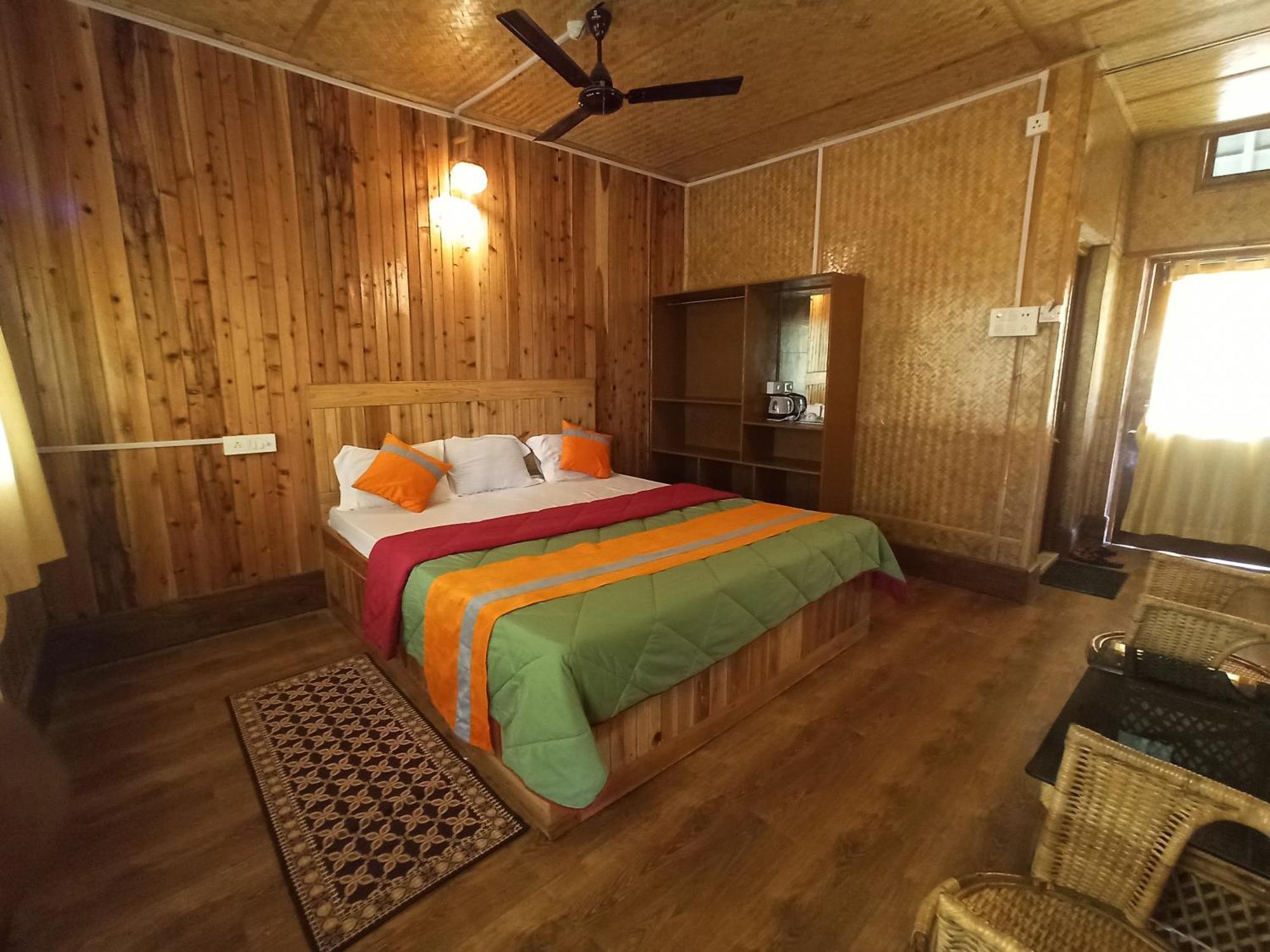 Grasshopper Jungle Queen Resort Chālsa Zewnętrze zdjęcie